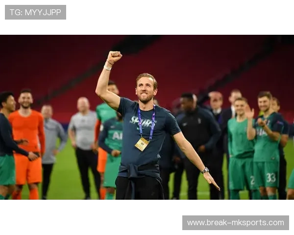 阿什拉夫展现更衣室领袖风范，激励队友团结奋进