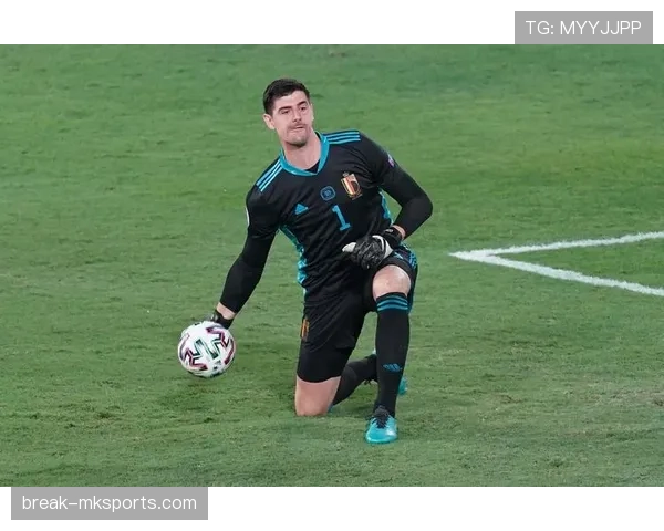 库尔图瓦门线解围表现稳健,成为球队危机时刻的关键拯救者 库尔图瓦门线解围表现稳健,成为球队危机时刻的关键拯救者