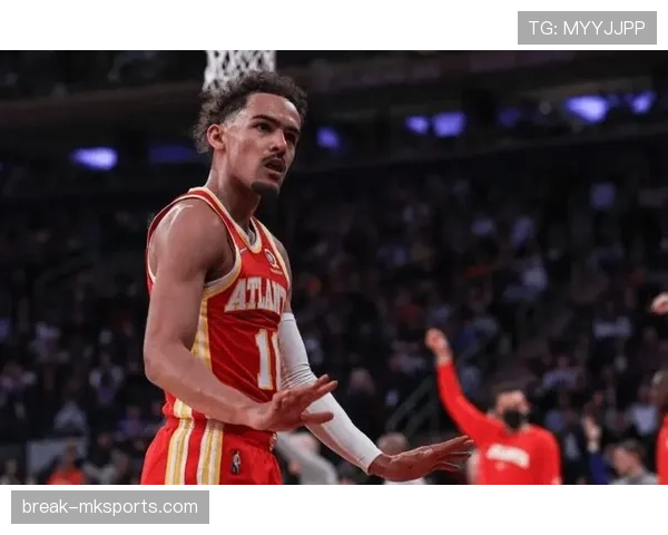 特雷·杨场下喝个奶茶都要被拍，这流量体质是真藏不住啊